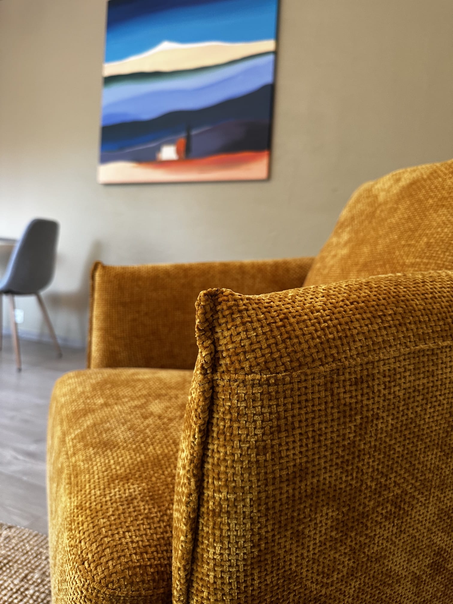 Fauteuils et tableau dans l'espace de consultation